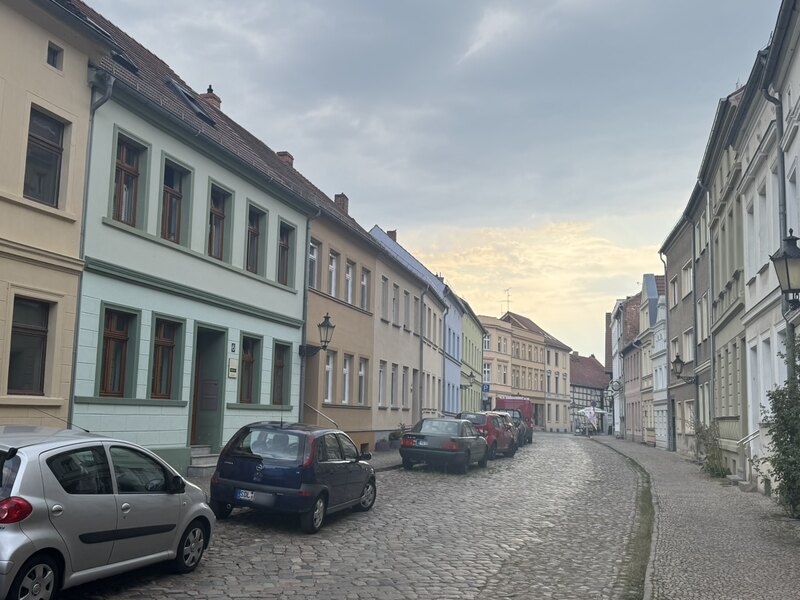 Blick in die Fischerstraße mit dem hellgrünen Haus der Havelzeit