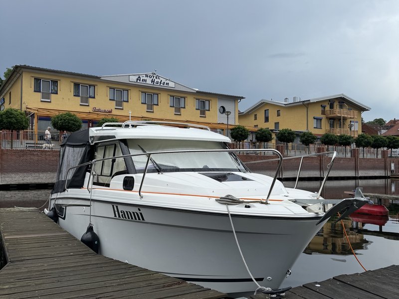 Sportboot am Steg vor dem Hotel