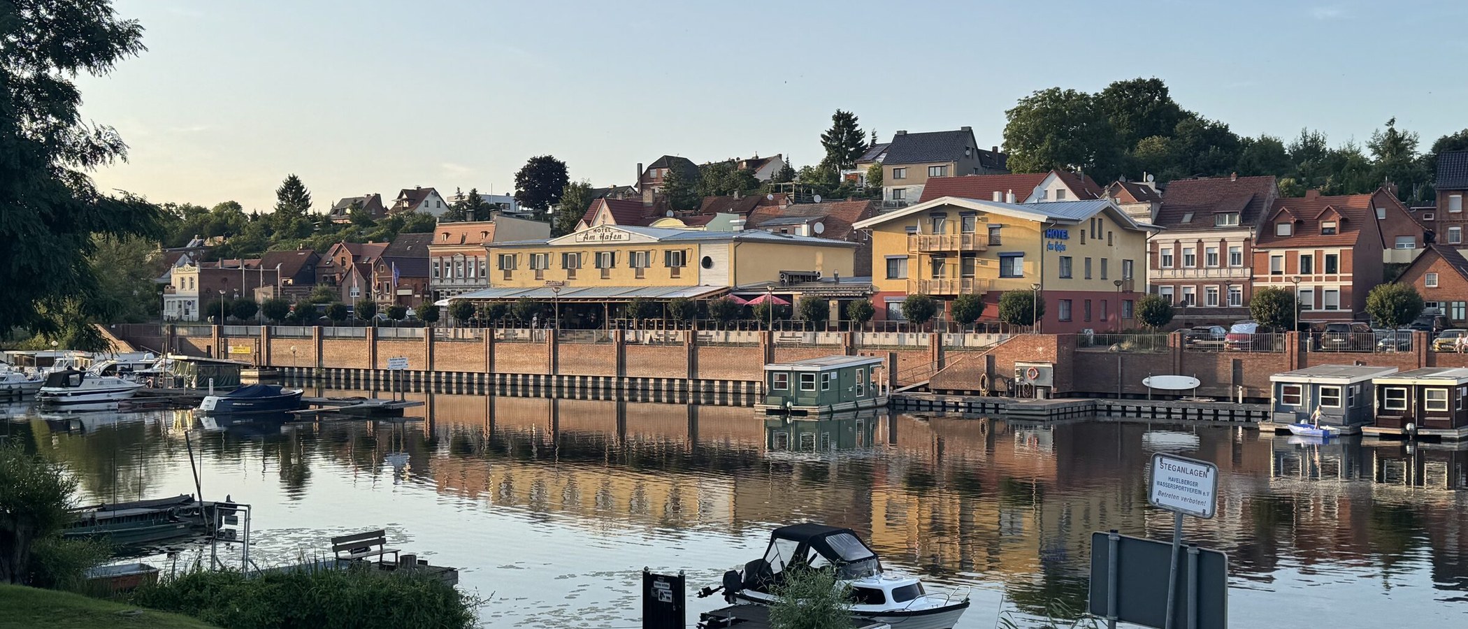 Hotel am Hafen in Havelberg vom Wasser aus, Abendstimmung am Yachthafen