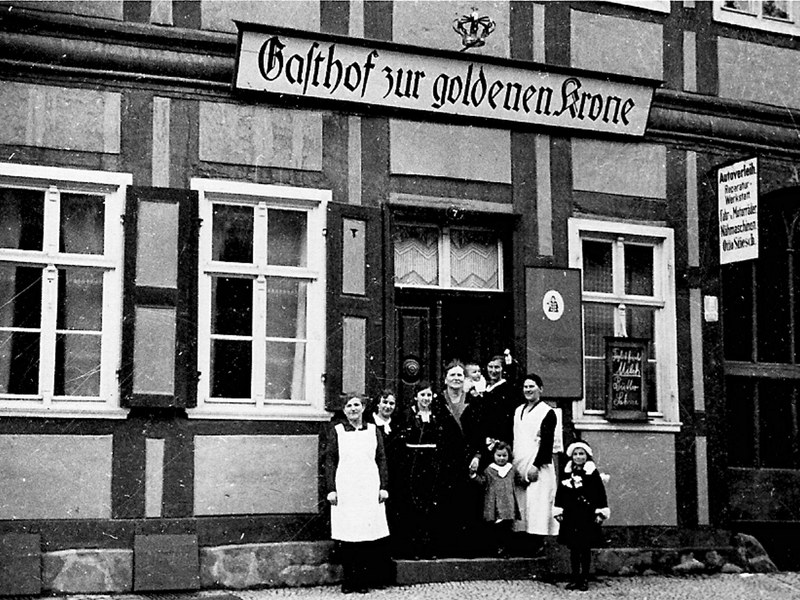 Familie und Personal vor dem Gasthof zur goldenen Krone in Havelberg 1935