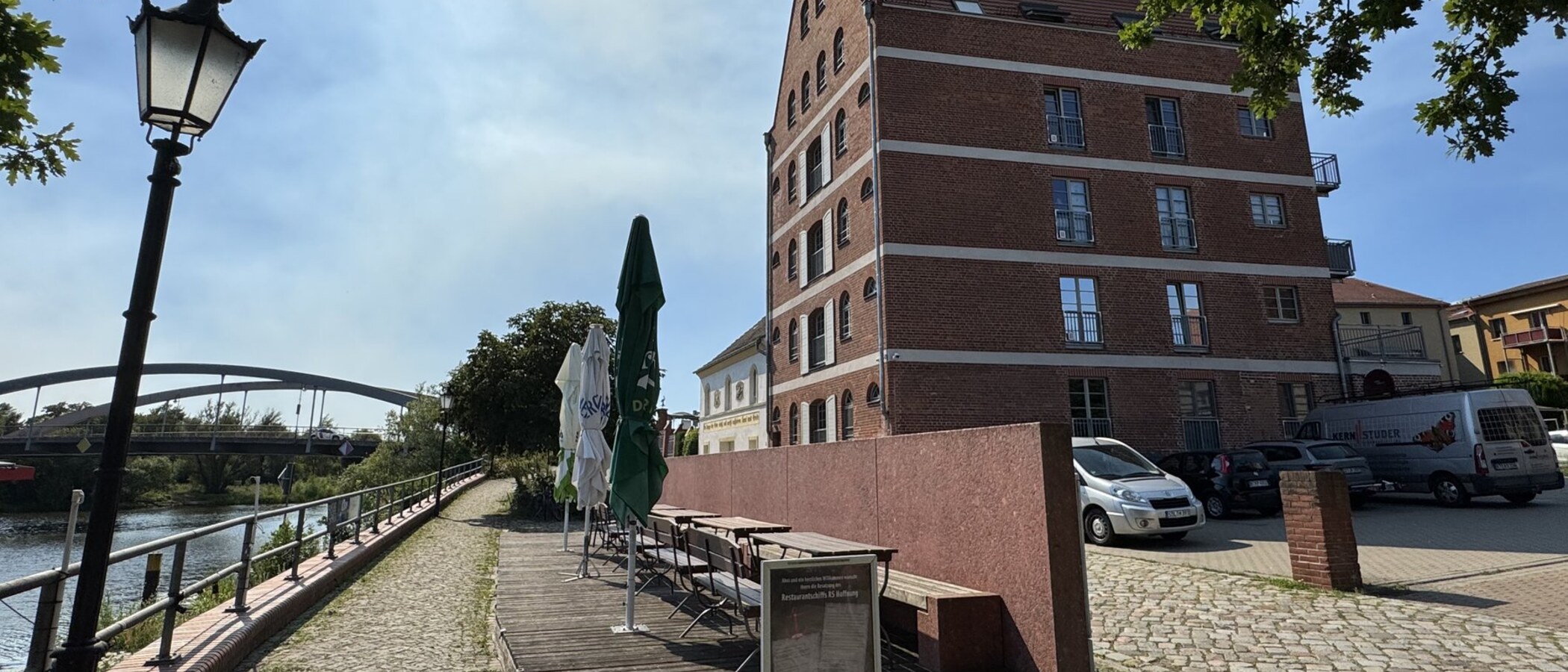 Alter Kornspeicher am Havelvorland: Fußweg am Ufer zum Eingang der Ferienwohnungen
