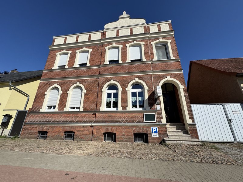 Frontansicht Pension Dürkop mit Parkhinweis
