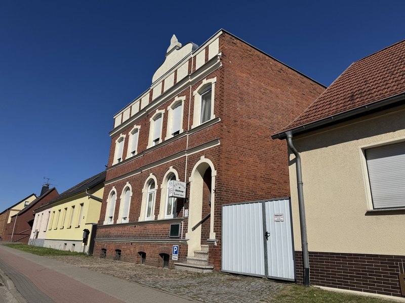 Schrägansicht Pension Dürkop mit Eingang und Hofzufahrt