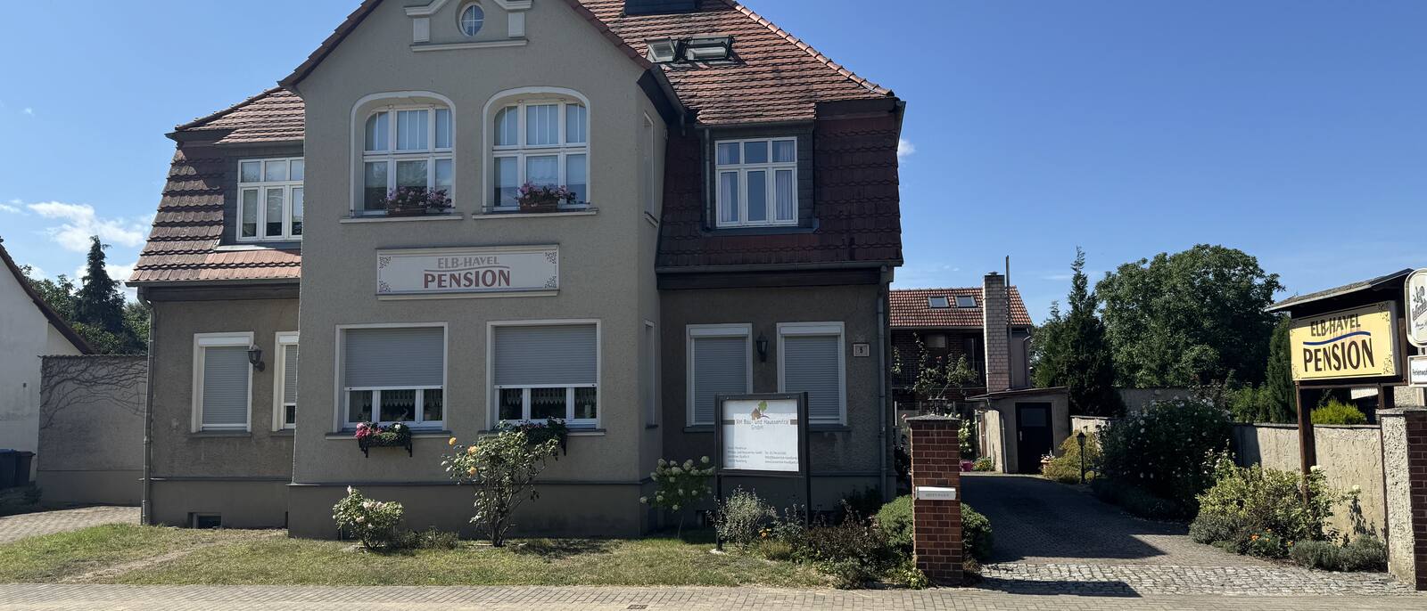 Elb-Havel-Pension in der Genthiner Straße in Havelberg, Villa mit Schild und Hofeinfahrt