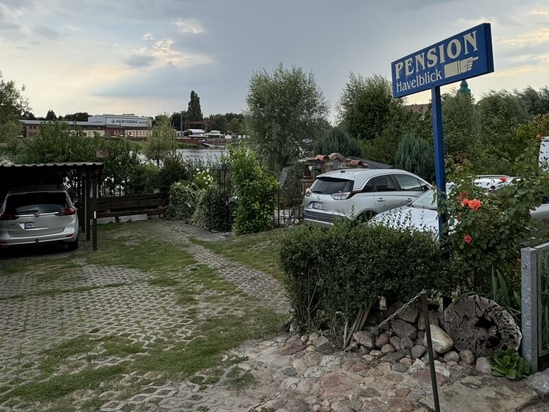 Schild Pension Havelblick und Parkplätze mit Blick zur Havel