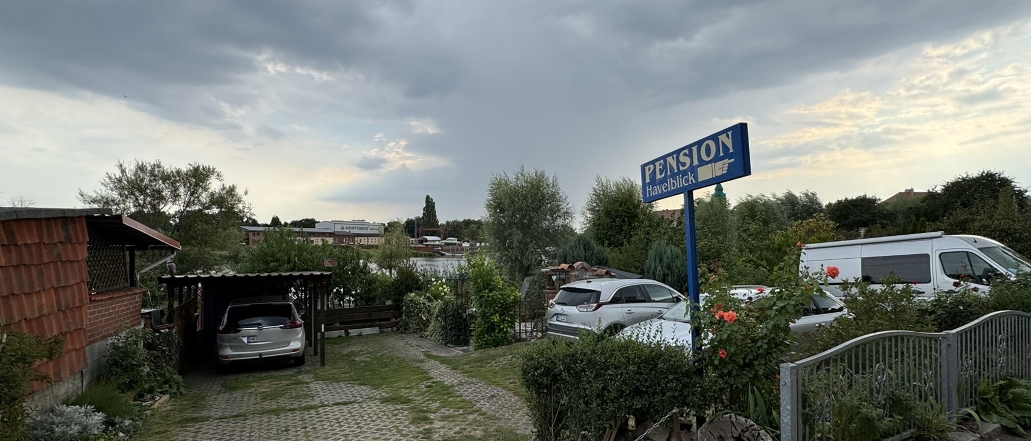 Pension Havelblick: Blick zur Havel mit Schild und Gästeparkplatz
