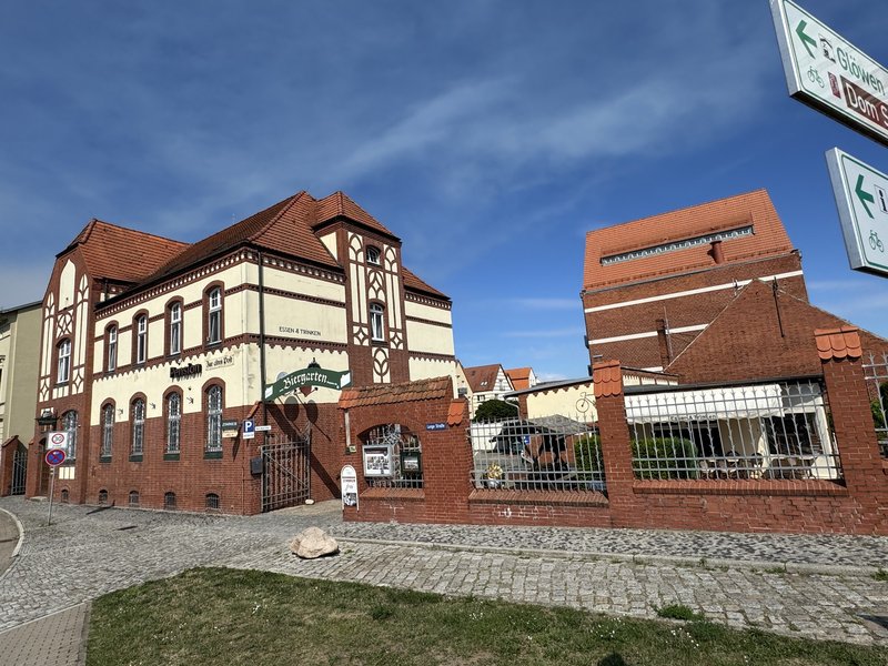 Ansicht mit Biergarten-Tor und Nebengebäude
