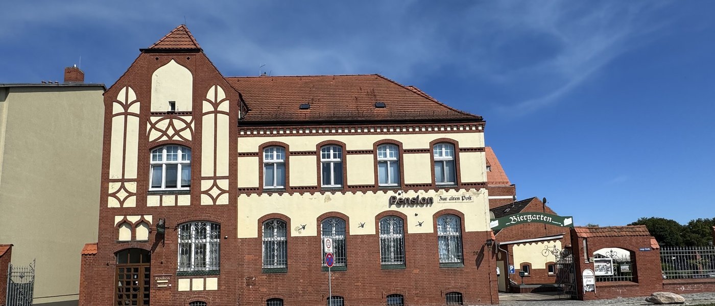 Pension Zur Alten Post in Havelberg: historisches Backsteingebäude an der Sandauer Brücke